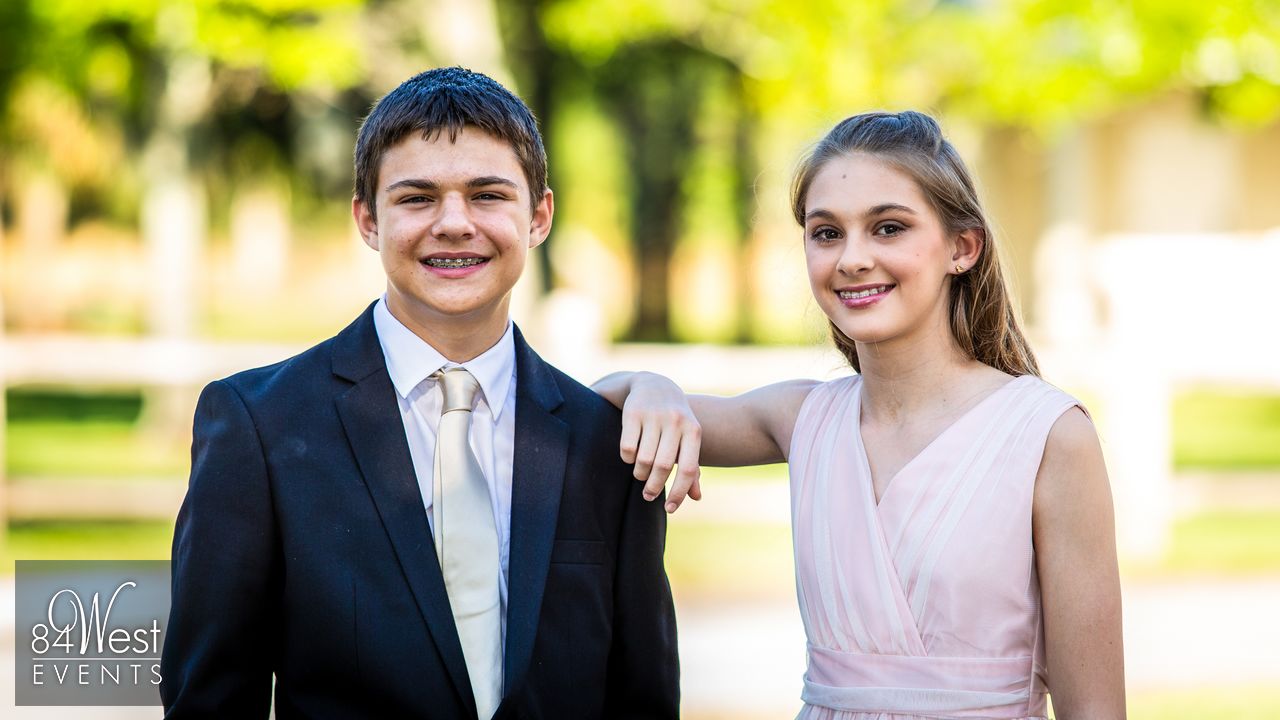 posed siblings